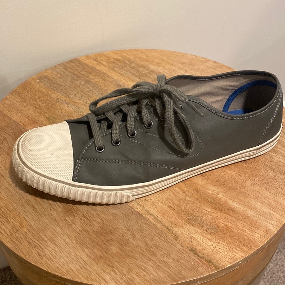 Men’s Tretorn sneakers tournament size 9